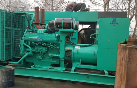 灵寿发电机组如何判断水冷式机油散热器内部是否需要清洗？